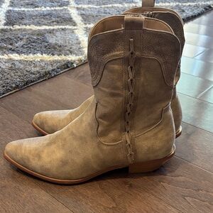 Vintage 93 Everly Western Ankle Boots